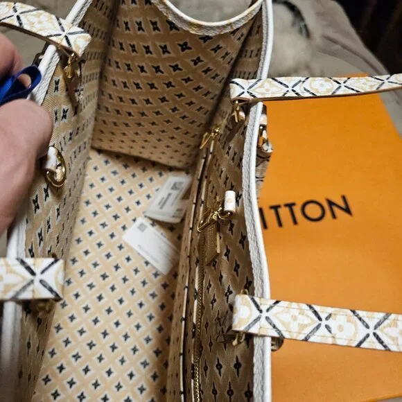 Louis Vuitton Poolside On the Go Bag - Picture 3 of 5